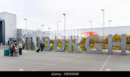 Aeroporto di Edimburgo firmare fuori arrivi terminal, Scotland, Regno Unito modello di rilascio: No. Proprietà di rilascio: No. Foto Stock