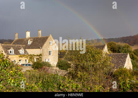 Autunno in Cotswolds - un arcobaleno nel villaggio Costwold di Kineton, GLOUCESTERSHIRE REGNO UNITO Foto Stock