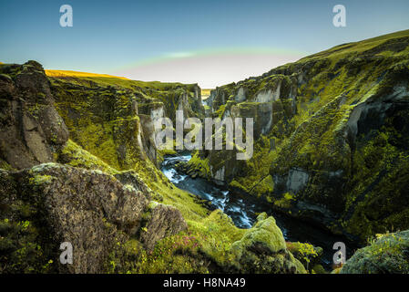 Fjadrargljufur profondi canyon e il fiume che scorre lungo il fondo del canyon nel sud est dell'Islanda Foto Stock