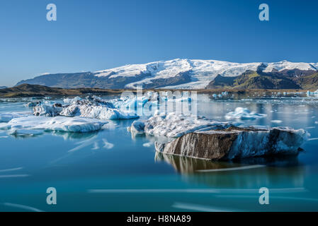 Iceberg galleggianti in Jokulsarlon laguna glaciale, Islanda. Foto Stock