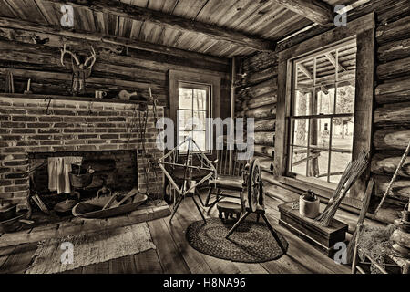 Interni dello storico McMullen-Coachman Casa Log in Pinellas County Heritage Village. Foto Stock