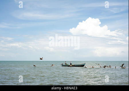 Barche da pesca in Caribbean livingston, isabal dipartimento in Guatemala. Foto Stock