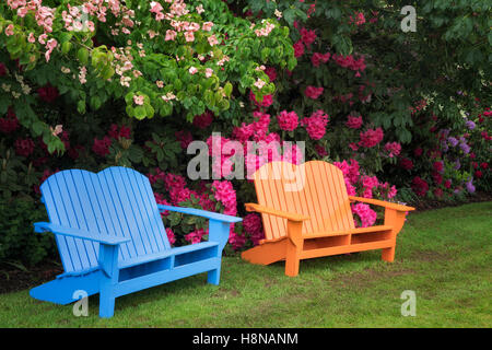 Iris e altre piante da fiore con sedia a Schriners Iris giardino. Oregon Foto Stock