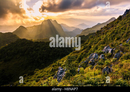 Raylight panorama al tramonto a Doi Luang Chiang Dao, alta montagna in Chiang Mai Provincia, Thailandia Foto Stock