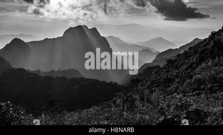 Raylight panorama al tramonto a Doi Luang Chiang Dao, alta montagna in Chiang Mai Provincia, Thailandia Foto Stock