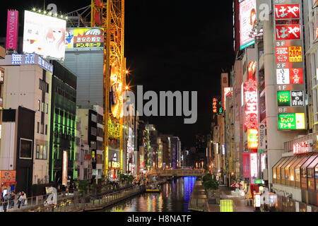 OSAKA, GIAPPONE-ottobre 16: quartiere Dotonbori lungo Doton Bori-canale e intorno a case Dotonboribashibridge Osaka la vita notturna. Foto Stock