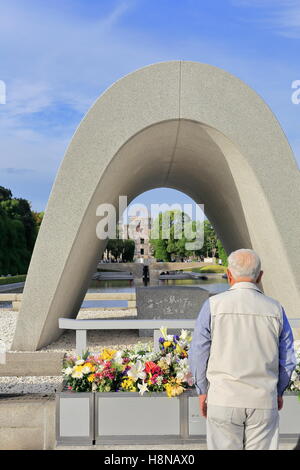 Il Memorial il Cenotafio-circondata da lo stagno della pace-allineato con la pace di fiamma la pace Memorial-Heiwa Kinenhi. Hiroshima-Jp Foto Stock