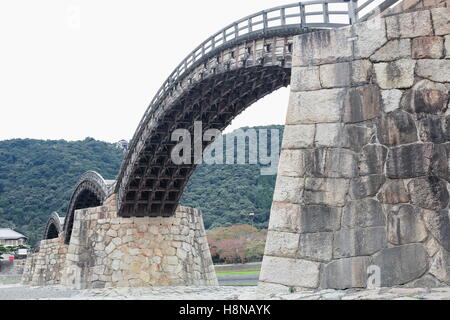 L'annuncio.1673 costruito Kintai Kyo-campate del ponte sul fiume Nishiki-piedi del Mt.Shiroyama e Iwakuni castle-serie di 5 archi in legno. Giappone Foto Stock