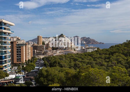 Vista su tutta la Cala de Finestrat, Provincia di Alicante, Spagna, verso Benidorm Foto Stock