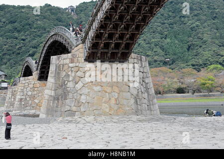 IWAKUNI, Giappone-18 ottobre: la gente del posto e i turisti cross Kintai Kyo-ponte sul fiume Nishiki per andare a Kikko-koen park. Iwakuni-Japn Foto Stock