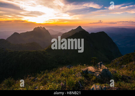 Raylight panorama al tramonto a Doi Luang Chiang Dao, alta montagna in Chiang Mai Provincia, Thailandia Foto Stock