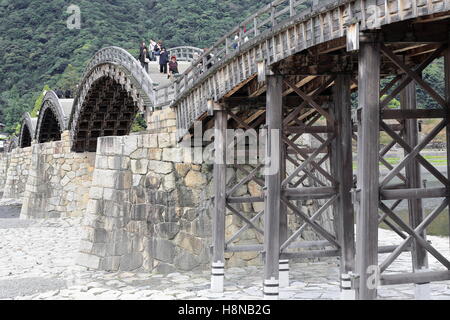 IWAKUNI, Giappone-18 ottobre: la gente del posto e i turisti cross Kintai Kyo-ponte sul fiume Nishiki per andare a Kikko-koen park. Iwakuni-Japn Foto Stock