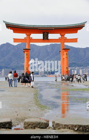 MIYAJIMA, Giappone-18 ottobre: turisti locali visitare il 1168 PRIMA AD costruito grande Torii di Sacrario di Itsukushima a bassa marea. Foto Stock