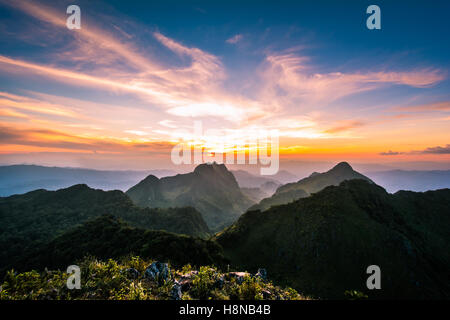 Raylight panorama al tramonto a Doi Luang Chiang Dao, alta montagna in Chiang Mai Provincia, Thailandia Foto Stock