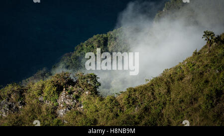 Raylight panorama al tramonto a Doi Luang Chiang Dao, alta montagna in Chiang Mai Provincia, Thailandia Foto Stock