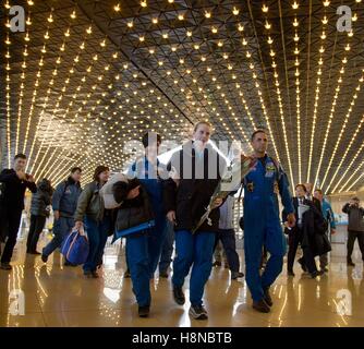 Russo Raksana infermiere Batsmanova (sinistra), e l'astronauta della NASA Kate Rubins e Joe Acaba arrivano all'Aeroporto di Karaganda dopo lo sbarco della Soyuz MS-01 capsula con la Stazione Spaziale Internazionale Expedition 49 membri di equipaggio cosmonauta russo Anatoly Ivanishin e Takuya Onishi della Japan Aerospace Exploration Agency Ottobre 30, 2016 a Karaganda in Kazakhstan. Foto Stock