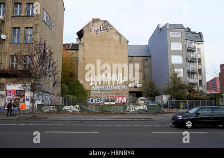 Costruzioni abbandonate con graffiti accanto al nuovo edificio proprietà su Köpenicker Straße Street nel quartiere Kreuzberg di Berlino KATHY DEWITT Foto Stock