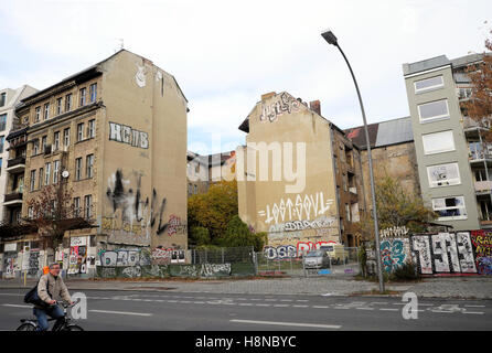 Costruzioni abbandonate con graffiti accanto al nuovo edificio di appartamenti proprietà su Köpenicker Strasse, Kreuzberg di Berlino KATHY DEWITT Foto Stock