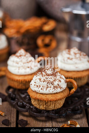 Un delizioso caffè tortine decorato come una tazza cappuccino Foto Stock