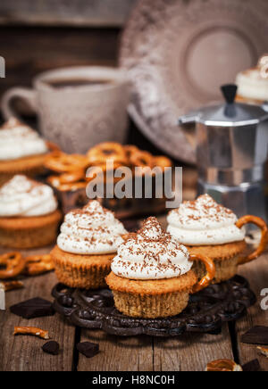 Un delizioso caffè tortine decorato come una tazza cappuccino Foto Stock