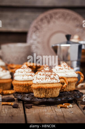 Un delizioso caffè tortine decorato come una tazza cappuccino Foto Stock