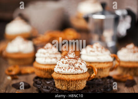 Un delizioso caffè tortine decorato come una tazza cappuccino Foto Stock