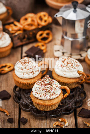 Un delizioso caffè tortine decorato come una tazza cappuccino Foto Stock