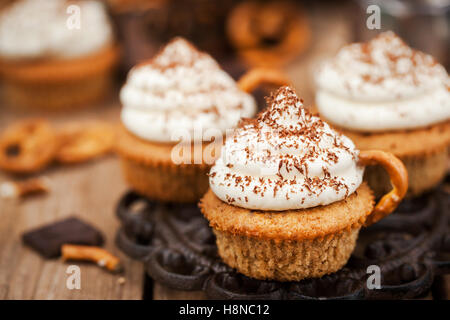 Un delizioso caffè tortine decorato come una tazza cappuccino Foto Stock