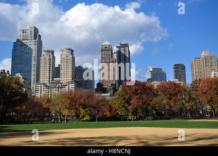 Vista da Heckscher softball campi, Central Park, verso il West Side YMCA e altri New York City edifici ad alta Foto Stock