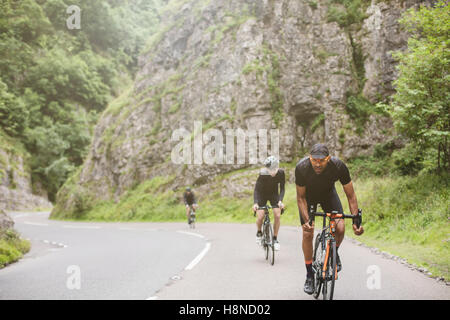 Un gruppo di ciclisti su strada prendere il Cheddar George, R.U. Foto Stock