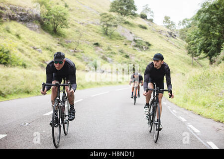 Un gruppo di ciclisti su strada prendere il Cheddar George, R.U. Foto Stock