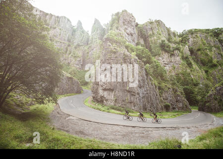 Un gruppo di ciclisti su strada prendere il Cheddar George, R.U. Foto Stock