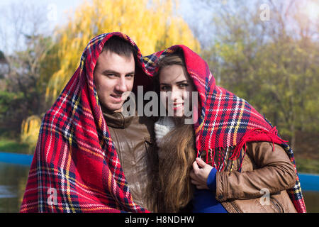 I giovani al parco coperto in forma di cuore plaid/coperta. Sunny stagione autunnale. Foto Stock