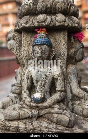 Statua del Buddha sulla piazza vicino a Swayambhunath Stupa nella valle di Kathmandu, Nepal Foto Stock