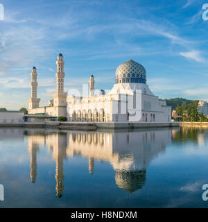 Città di Kota Kinabalu moschea (Floating Moschea) o Masjid Bandaraya Kota Kinabalu Foto Stock