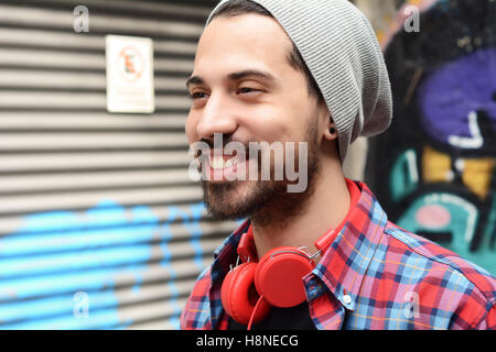 Ritratto di giovane uomo con red headphones. Foto Stock