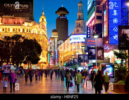 Nanjing Road di notte, Shanghai Foto Stock