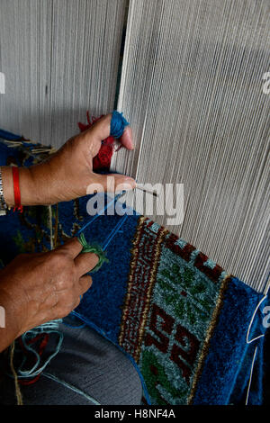 Il Nepal Kathmandu, Lalitpur, campo profughi tibetano Jawalakhel, fabbrica di tappeti JHC Jawalakhel centro artigianale, donne tibetane knot tappeti per la generazione di reddito / tibetische Fluechtlinge, tibetisches Fluechtlingslager Jawalakhel, Teppichfabrik JHC Jawalakhel centro artigianale, tibetische Frauen knuepfen Teppiche Foto Stock