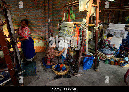 NEPAL Kathmandu, Lalitpur, campo profughi tibetano Jawalakhel, fabbrica di tappeti JHC Jawalakhel Handicraft Center, donne rifugiate tibetane annodano tappeti a telaio per generazione di reddito Foto Stock