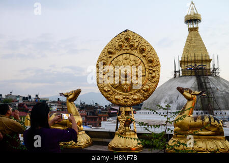 Il Nepal Kathmandu, Boudhanath Stupa è il più grande stupa in Nepal e il santissimo tibetano tempio Buddista al di fuori del Tibet. È il centro di cultura tibetana in Nepal / Bodnath Stupa ist die groesste Stupa in Nepal und Zentrum der tibetischen Kultur in Nepal Foto Stock