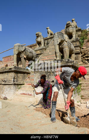 Il Nepal Bhaktapur, Durbar Square, Kings square, la ricostruzione del tempio Fasidega dopo il terremoto 2015/ Koenigsplatz, Wiederaufbau zerstoerter Fasidega Tempel Foto Stock