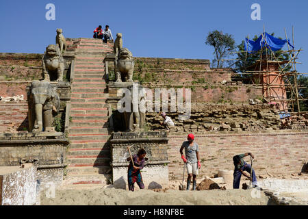 Il Nepal Bhaktapur, Durbar Square, Kings square, la ricostruzione del tempio Fasidega dopo il terremoto 2015/ Koenigsplatz, Wiederaufbau zerstoerter Fasidega Tempel Foto Stock