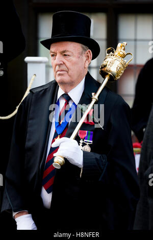 Una mazza-portatore a Stratford-upon-Avon ricordo domenica parade, Warwickshire, Inghilterra, Regno Unito Foto Stock