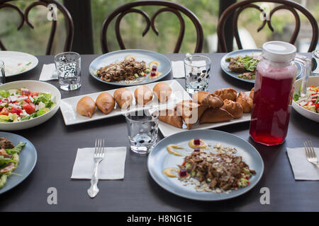 La tabella prevista per una cena in famiglia Foto Stock