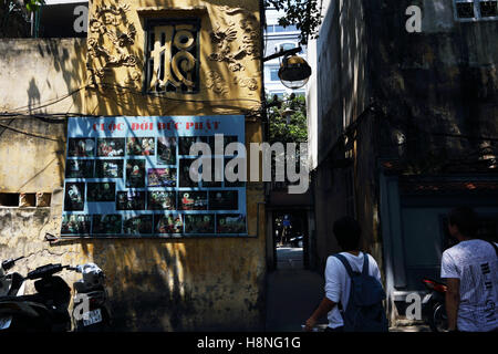 Il poster del Signore Buddha e il suo percorso verso l'illuminazione a Chua Ba da Hanoi. Foto Stock