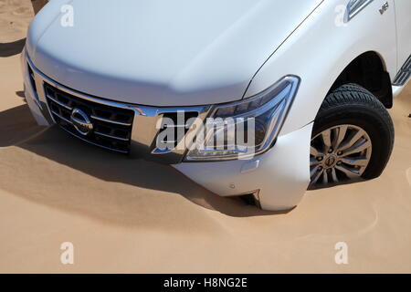 Nissan Patrol bloccato in sabbia, Abu Dhabi Emirato, Emirati Arabi Uniti Foto Stock