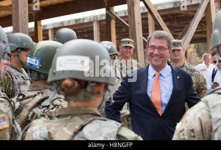 Stati Uniti Il Segretario della Difesa Ashton Carter parla di soldati a per legno del Leonard Novembre 2, 2016 vicino a San Roberto, Missouri. Foto Stock