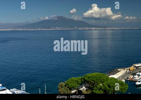 Il Vesuvio visto attraverso la baia di Napoli da Sorrento. Foto Stock