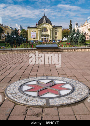 Parte anteriore di chernivtsi teatro con i giardini di piazza teatralna davanti. chernivtsi oblast ucraina Foto Stock