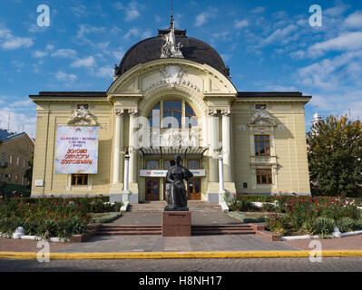 Parte anteriore di chernivtsi teatro in piazza teatralina ucraina Foto Stock
